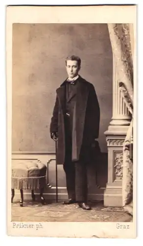 Fotografie Prückner, Graz, Realschulgasse 171, Portrait junger Mann im Anzug mit Mantel und Flanierstock samt Hut