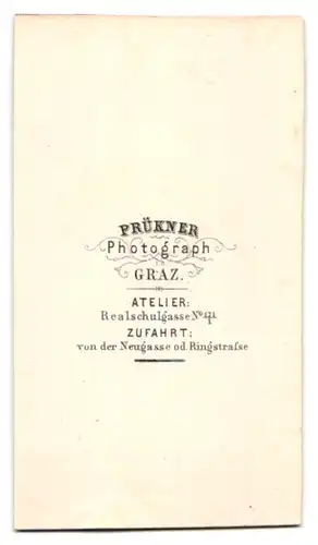 Fotografie Prückner, Graz, Realschulgasse 171, Portrait junger Mann im Anzug mit Mantel und Flanierstock samt Hut
