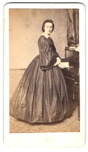 Fotografie G. Ch. Hahn, Dresden, Waisenhausstr. 34, Portrait junge Frau im seidenen Biedermeierkleid stehend am Sekretär