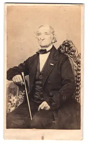 Fotografie Carl Grieser, Beeskow, Breite-Str. 9, Portrait älterer Herr im Anzug mit Flanierstock