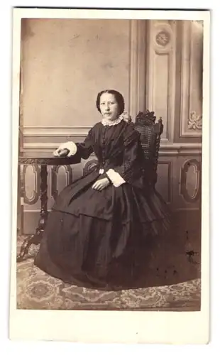 Fotografie Victor Immisch, Altenburg, Portrait junge Frau im Biedermeierkleid mit Spitzenkragen