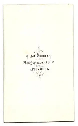 Fotografie Victor Immisch, Altenburg, Portrait junge Frau im Biedermeierkleid mit Spitzenkragen