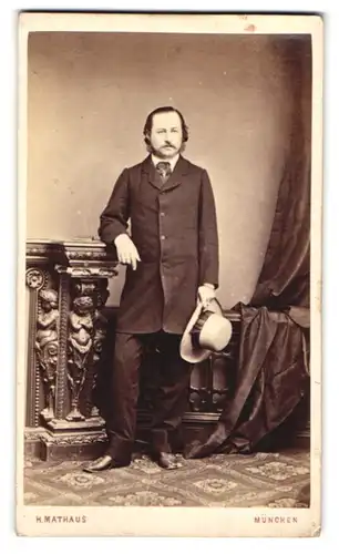 Fotografie H. Mathaus, München, Portrait Herr im Anzug mit Sommerhut und Chin Strap Bart