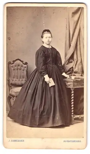Fotografie J. Samhaber, Aschaffenburg, Portrait junge Frau im dunklen Biedermeierkleid mit Buch in der Hand