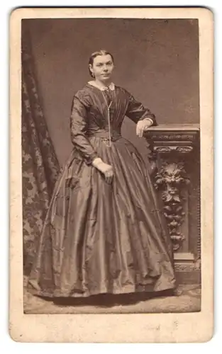 Fotografie G. Presslein, Ansbach, Portrait Dame im Biedermeierkleid mit Halskette