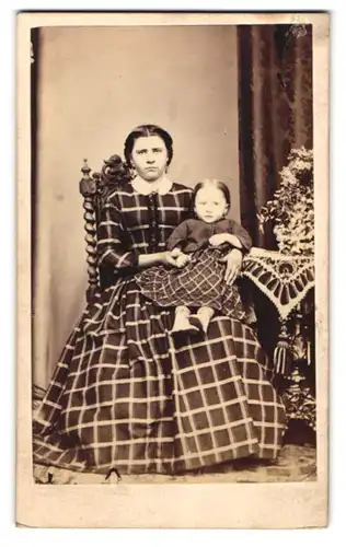 Fotografie W. Wolter, Berlin, Michaelskirch-Platz 8, Portrait Mutter im karierten Kleid mit Tochter auf dem Schoss