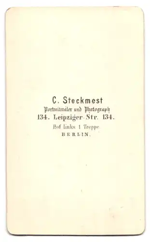 Fotografie C. Steckmest, Berlin, Leipziger-Str. 134, Portrait Mutter im Biedermeierkleid mit Tochter auf dem Schoss