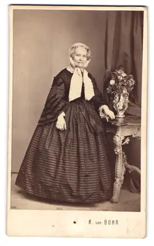 Fotografie R. von Bohr, Wien, Portrait ältere Dame im gestreiften Biedermeierkleid mit Haube