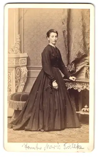 Fotografie Wilhelm Grundner, Berlin, Krausen-Str. 36, Portrait Marie Fallke im Biedermeierkleid