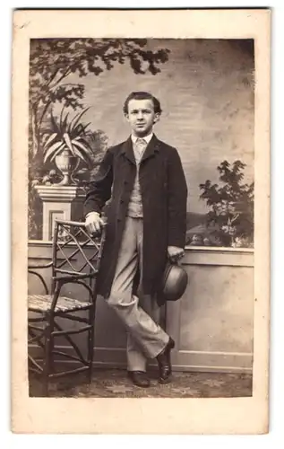 Fotografie unbekannter Fotograf und Ort, Portrait Knabe im Anzug mit Sommerhut in der Hand