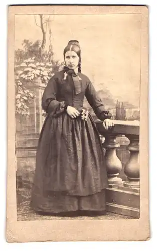 Fotografie unbekannter Fotograf und Ort, Portrait Frau im Biedermeierkleid mit Schürze und Zopf