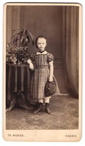 Fotografie Th. Mende, Hagen, Elberfelder-Str. 82, Portrait niedliches Mädchen im karierten Kleid mit Hut in der Hand