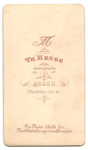 Fotografie Th. Mende, Hagen, Elberfelder-Str. 82, Portrait niedliches Mädchen im karierten Kleid mit Hut in der Hand