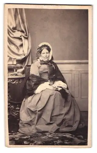 Fotografie F. Hartmann, Basel, Portrait ältere Dame im Biedermeierkleid mit Haube posiert im Atelier