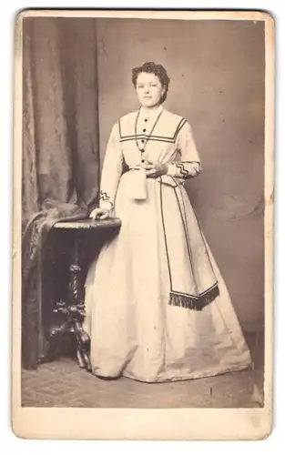Fotografie unbekannter Fotograf und Ort, Portrait hübsche junge Frau im hellen Biedermeierkleid mit Halskette
