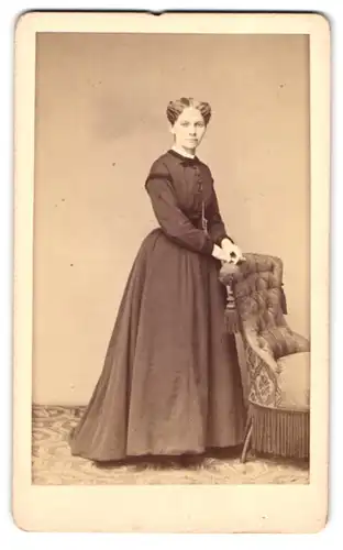 Fotografie Julius Zschille, Berlin, Neue Königsstr. 1a, Portrait junge Dame im Biedermeierkleid steht am Sessel