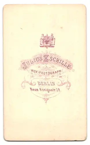 Fotografie Julius Zschille, Berlin, Neue Königsstr. 1a, Portrait junge Dame im Biedermeierkleid steht am Sessel