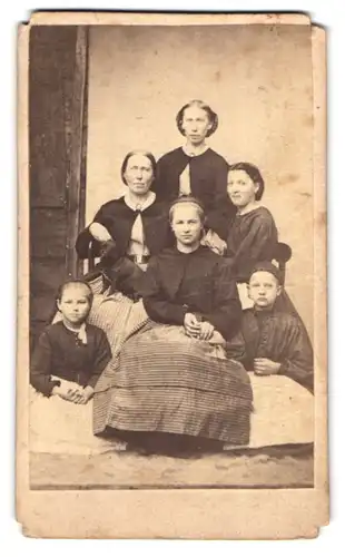 Fotografie unbekannter Fotograf und Ort, Portrait vier Damen und zwei Mädchen in hübscher Kleidung
