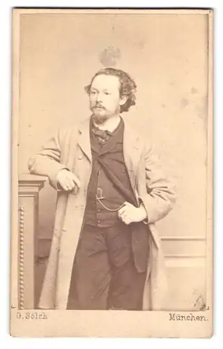 Fotografie Gustav Sölch, München, Maximilian-Str. 4 b, Portrait junger Herr im Mantel mit Bart