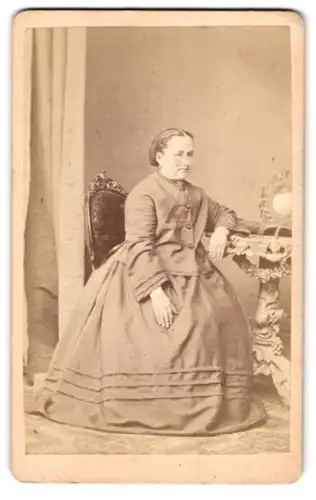 Fotografie Chr. Verra, Deggendorf, Portrait bürgerliche Dame in modischer Kleidung