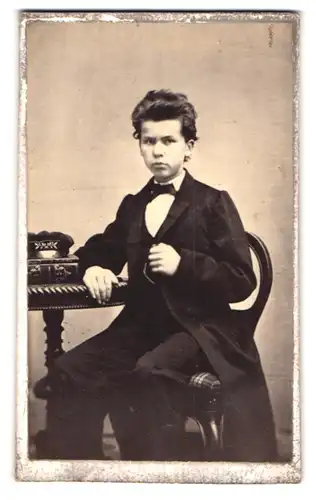 Fotografie unbekannter Fotograf und Ort, Portrait junger Mann in eleganter Kleidung