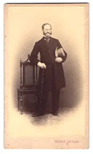 Fotografie Wilhelm Lehrmann, Wien-Wieden, Hausptstrasse 14, Portrait eleganter Herr mit einem Hut