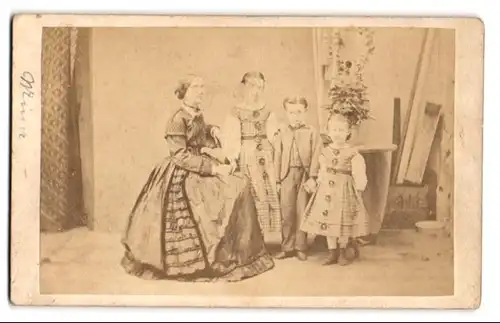 Fotografie Franz Schuen, Amberg, Portrait junge Dame im Kleid und drei Kinder