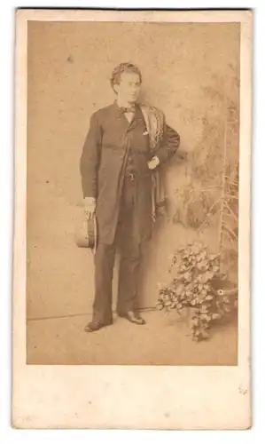 Fotografie F. Backofen, Darmstadt, Portrait junger Herr in modischer Kleidung