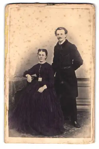 Fotografie unbekannter Fotograf und Ort, Portrait junges Paar in modischer Kleidung
