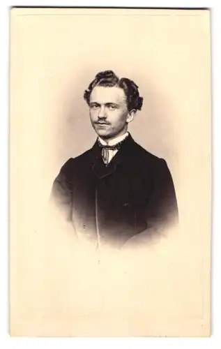 Fotografie G. Jagemann, Eisenach, Portrait junger Herr in modischer Kleidung