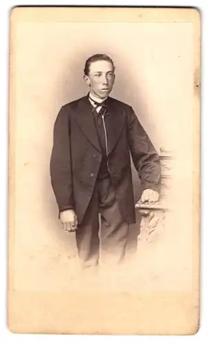 Fotografie E. J. Schroeter, Meissen, Obergasse 597, Portrait junger Herr im Anzug mit Fliege