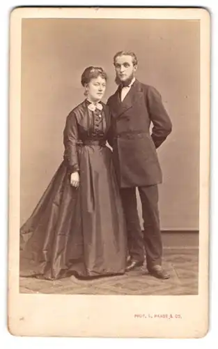 Fotografie L. Haase & Comp, Berlin, Friedrichsstrasse 178, Portrait junges Paar in modischer Kleidung