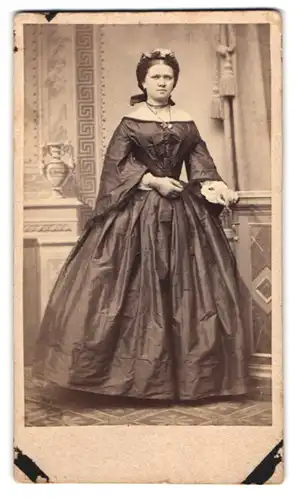 Fotografie unbekannter Fotograf und Ort, Portrait junge Dame im Kleid