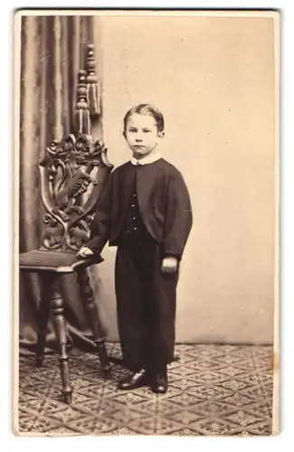 Fotografie H. Leykum jun., Brandenburg a. H., Portrait kleiner Junge in modischer Kleidung