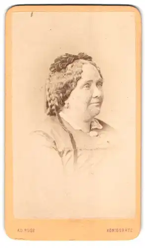 Fotografie Ad. Russ, Königgrätz, Portrait beleibte Dame mit Kragenbrosche