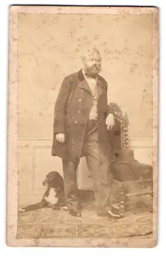Fotografie unbekannter Fotograf und Ort, Portrait bürgerlicher Herr mit seinem Hund