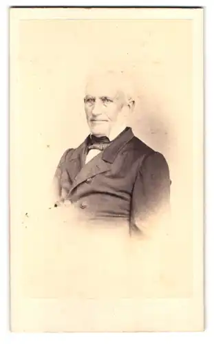 Fotografie B. Erdmann, Mainz, Gr. Bleiche Ecke der Zanggasse 23, Portrait älterer Herr im Anzug mit Fliege