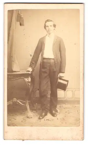 Fotografie Julius Schindler, Wien, Neubaugasse 31, Portrait modisch gekleideter Herr mit Zylinderhut