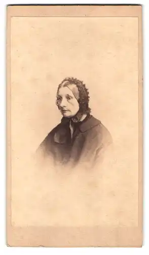 Fotografie Constantin Schwendler, Dresden, Sophieenstrasse 5, Portrait ältere Dame mit Haube