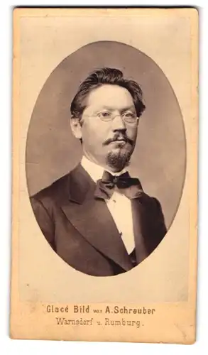 Fotografie A. Schrauber, Warnsdorf, Portrait eleganter Herr mit Brille und Anchor