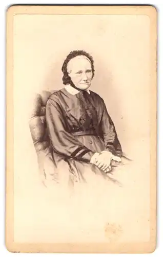 Fotografie Otto Lauer, Reutlingen, Gartenstrase 181, Portrait ältere Dame im Kleid mit Haube