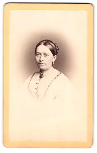 Fotografie C. Höpfner, Halle a /S., Portrait junge Dame mit Flechtfrisur und Kragenbrosche