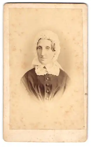 Fotografie H. Nebbien, Oldenburg, Portrait bürgerliche Dame mit Haube