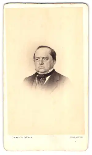 Fotografie Trapp & Münch, Friedberg bei Frankfurt / Main, Portrait bürgerlicher Herr im Anzug mit Krawatte