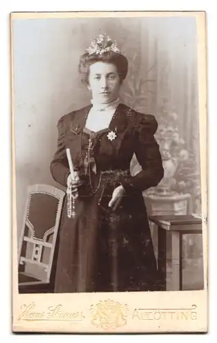 Fotografie Hans Strauss, Altötting, Schlotthammerstr. 1, Ansicht Altötting, Blick auf die Kirche mit Heiligen Figur