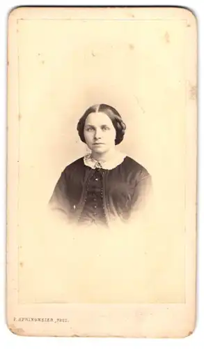 Fotografie F. Springmeier, Elberfeld, Portrait Ida Hueck im Biedermeierkleid