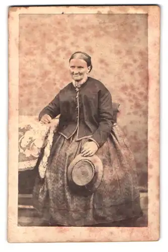 Fotografie unbekannter Fotograf und Ort, Portrait Dame im Biedermeierkleid mit Sommerhut