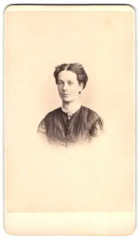 Fotografie Constantin Schwendler, Dresden, Sophieenstr. 5, Portrait Dame im Biedermeierkleid mit Brosche