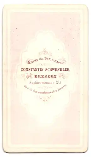 Fotografie Constantin Schwendler, Dresden, Sophieenstr. 5, Portrait Dame im Biedermeierkleid mit Brosche