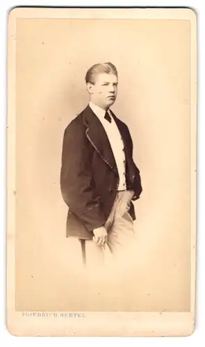Fotografie Friedrich Hertel, Weimar, Schützengasse, Portrait junger Mann im Anzug mit heller Weste